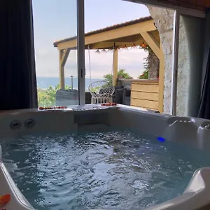 https://le-manoir-chambre-dhote-de-charme-avec-jacuzzi-privatif.fr-provencehotel.com